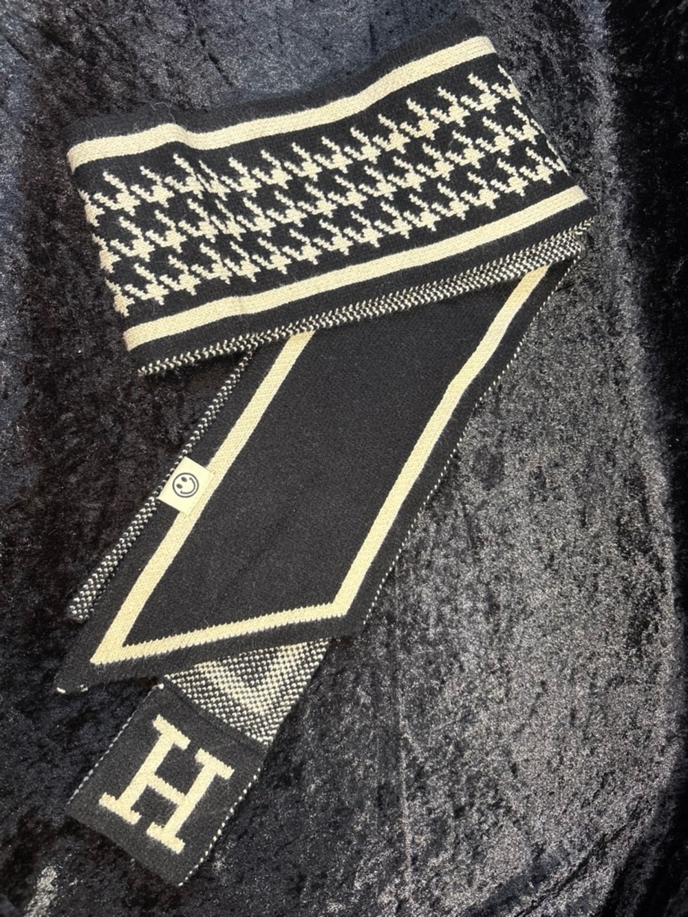 Smile Letter H Houndstooth Knit Scarf One Size Black Cream Chic Classic Preppy